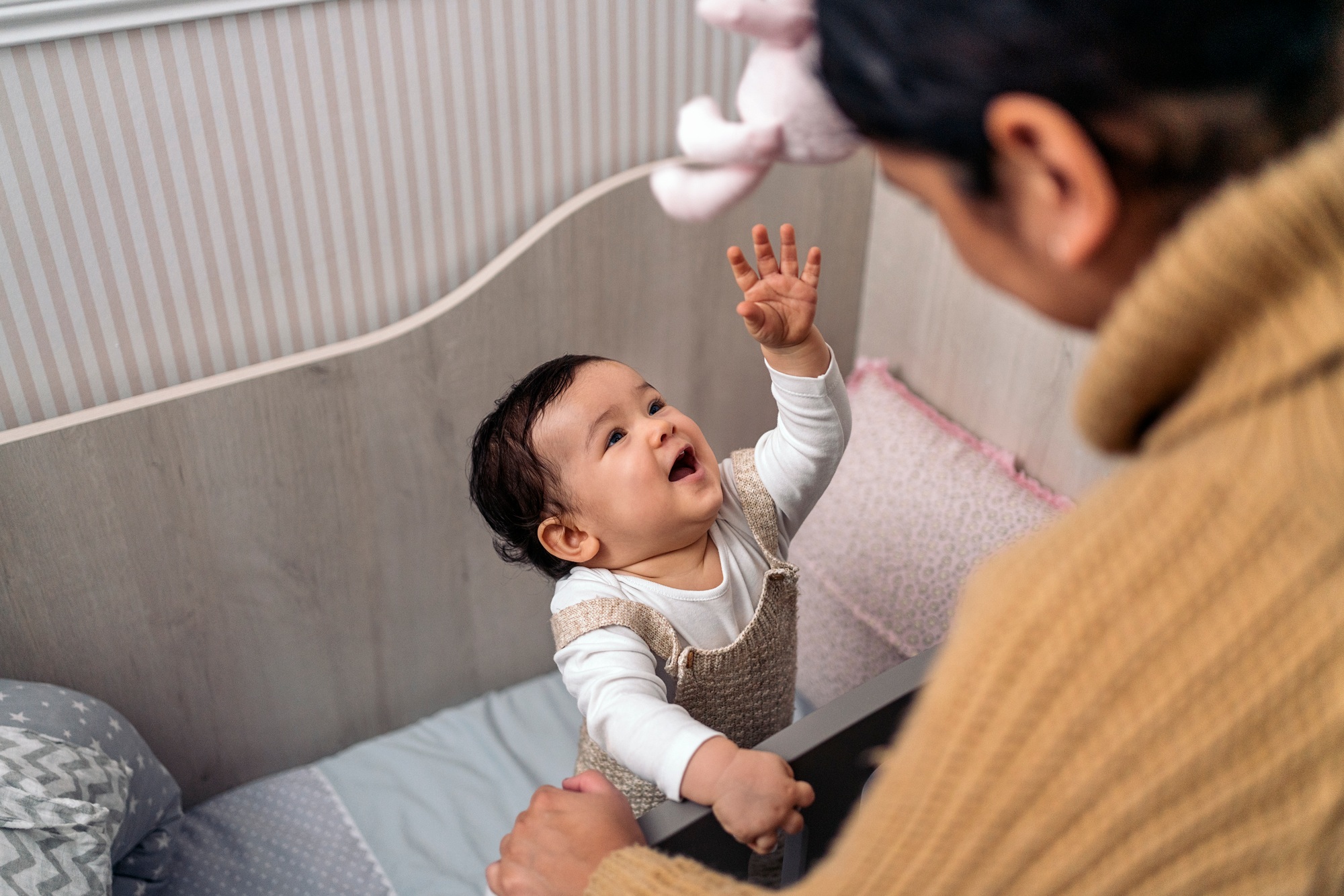 Petit bébé jouant dans un berceau
